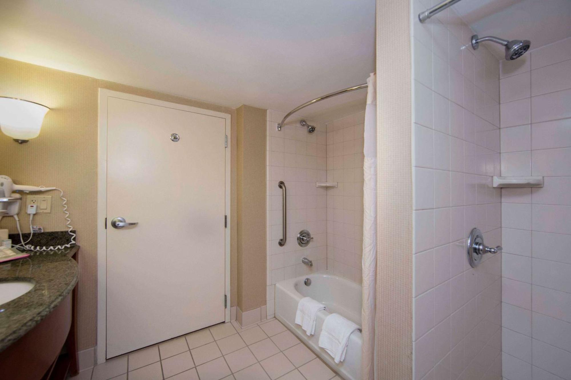 Courtyard By Marriott Athens Downtown Hotel Екстериор снимка
